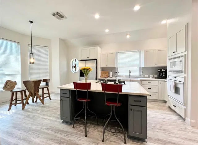 $2,650 | 14 Crestview Trail, Houston, TX 77082