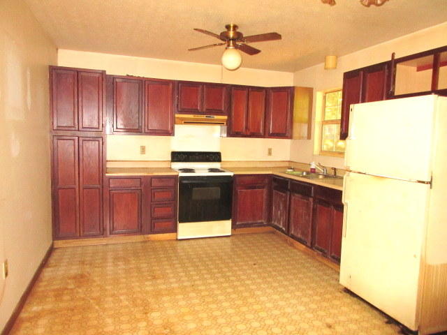 2527 Dutch Valley Road Clinton, TN 37716 - Photo 2 of 10 kitchen