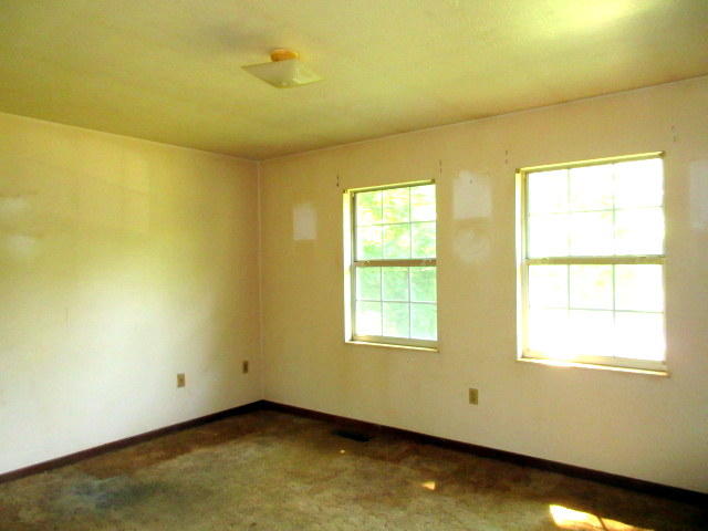 2527 Dutch Valley Road Clinton, TN 37716 - Photo 3 of 10 bdr1
