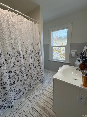 $238,500 | 1013 East Fairview Avenue, South Bend, IN 46614