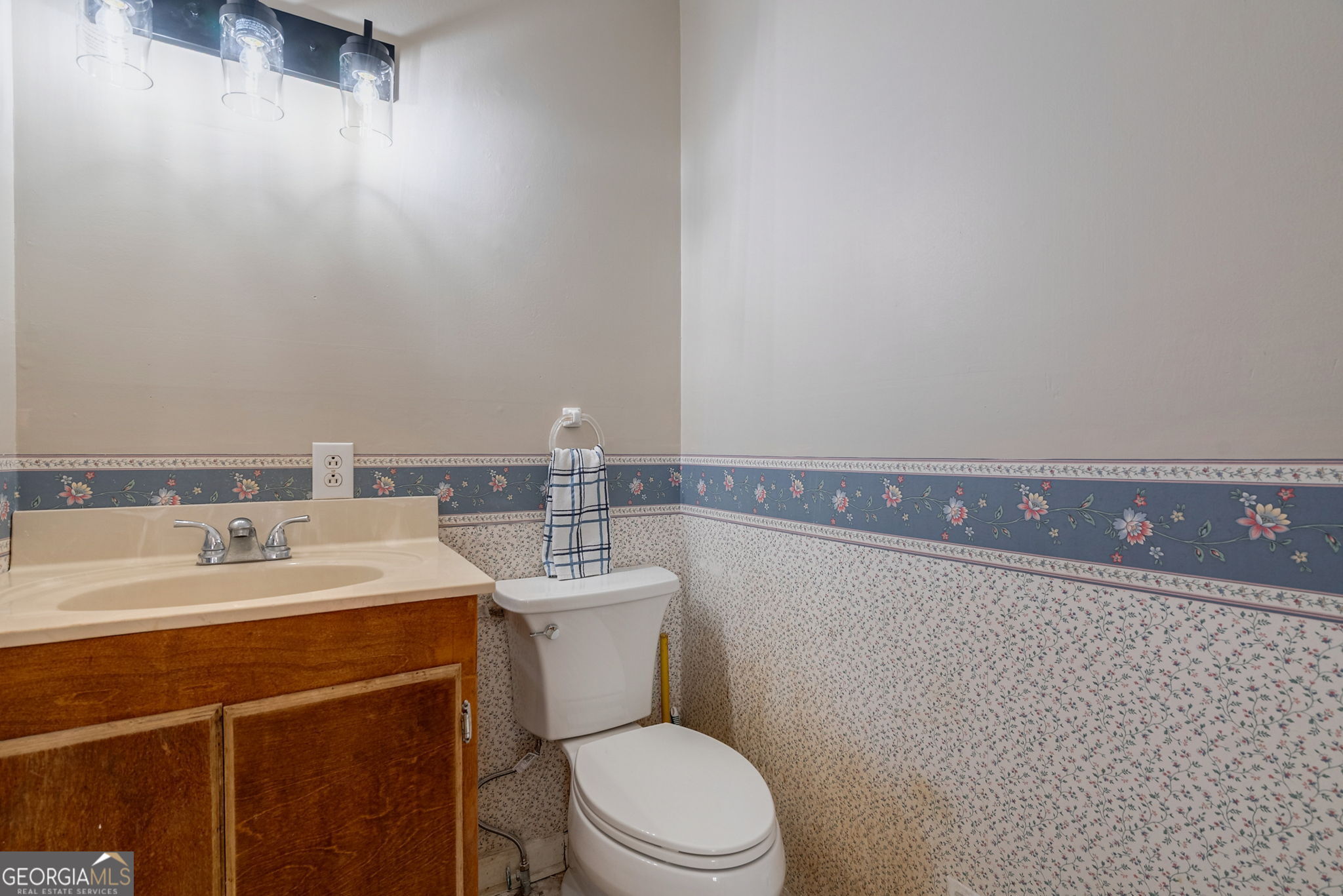 252 Raytown Road Northeast Crawfordville, GA 30631 - Photo 15 of 36 a bathroom with a sink a toilet and a mirror
