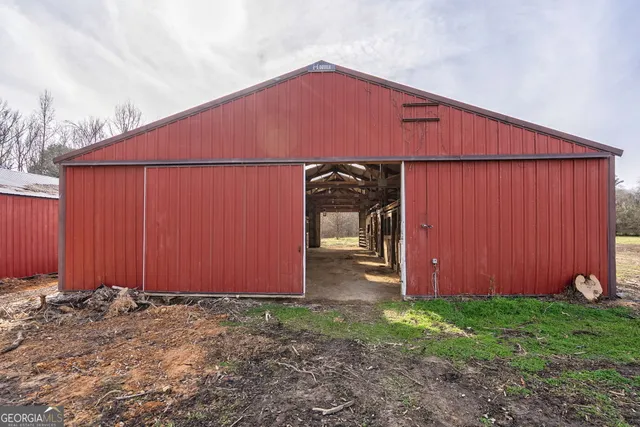 a view of yard with tree