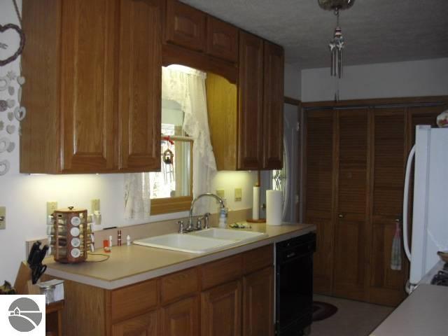 10853 East Fort Road Suttons Bay, MI 49682 - Photo 12 of 16 1734624-11.JPG