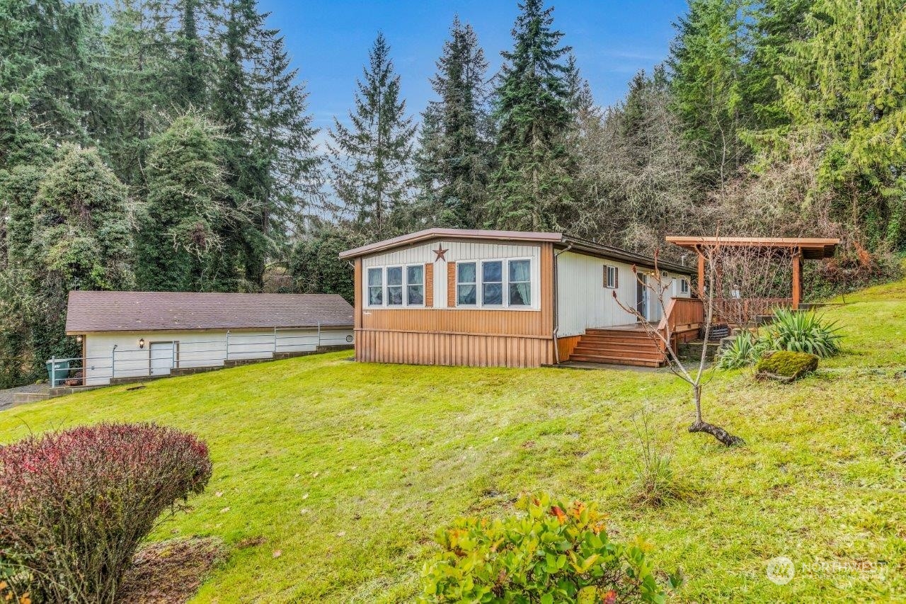 487 Tennessee Road Winlock, WA 98596 - Photo 2 of 33 a house view with a garden space