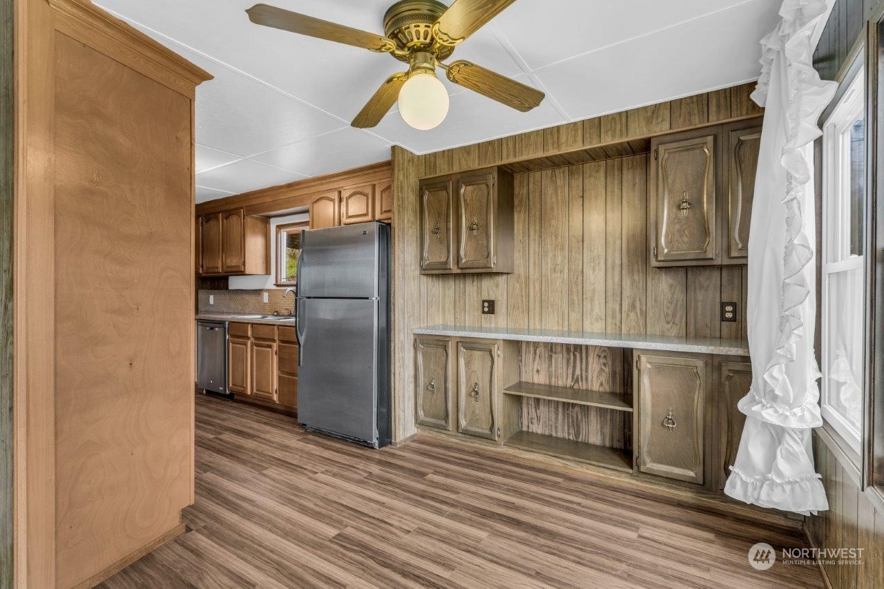 487 Tennessee Road Winlock, WA 98596 - Photo 7 of 33 a kitchen with stainless steel appliances a refrigerator and a chandelier
