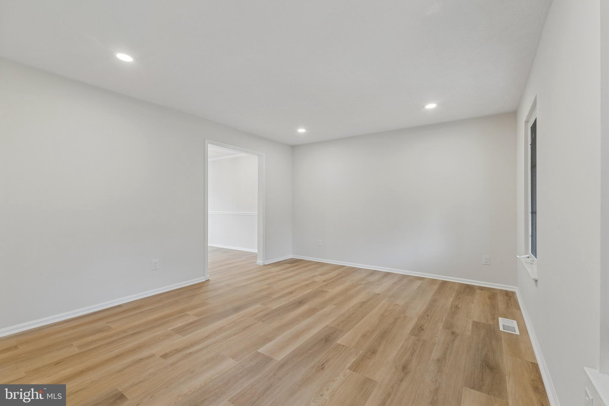 8928 Rolling Road Manassas, VA 20110 - Photo 4 of 33