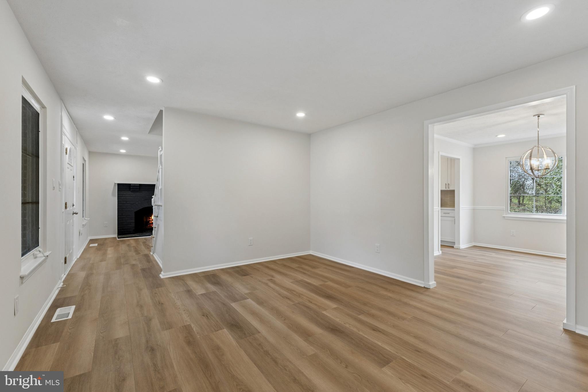 8928 Rolling Road Manassas, VA 20110 - Photo 5 of 33