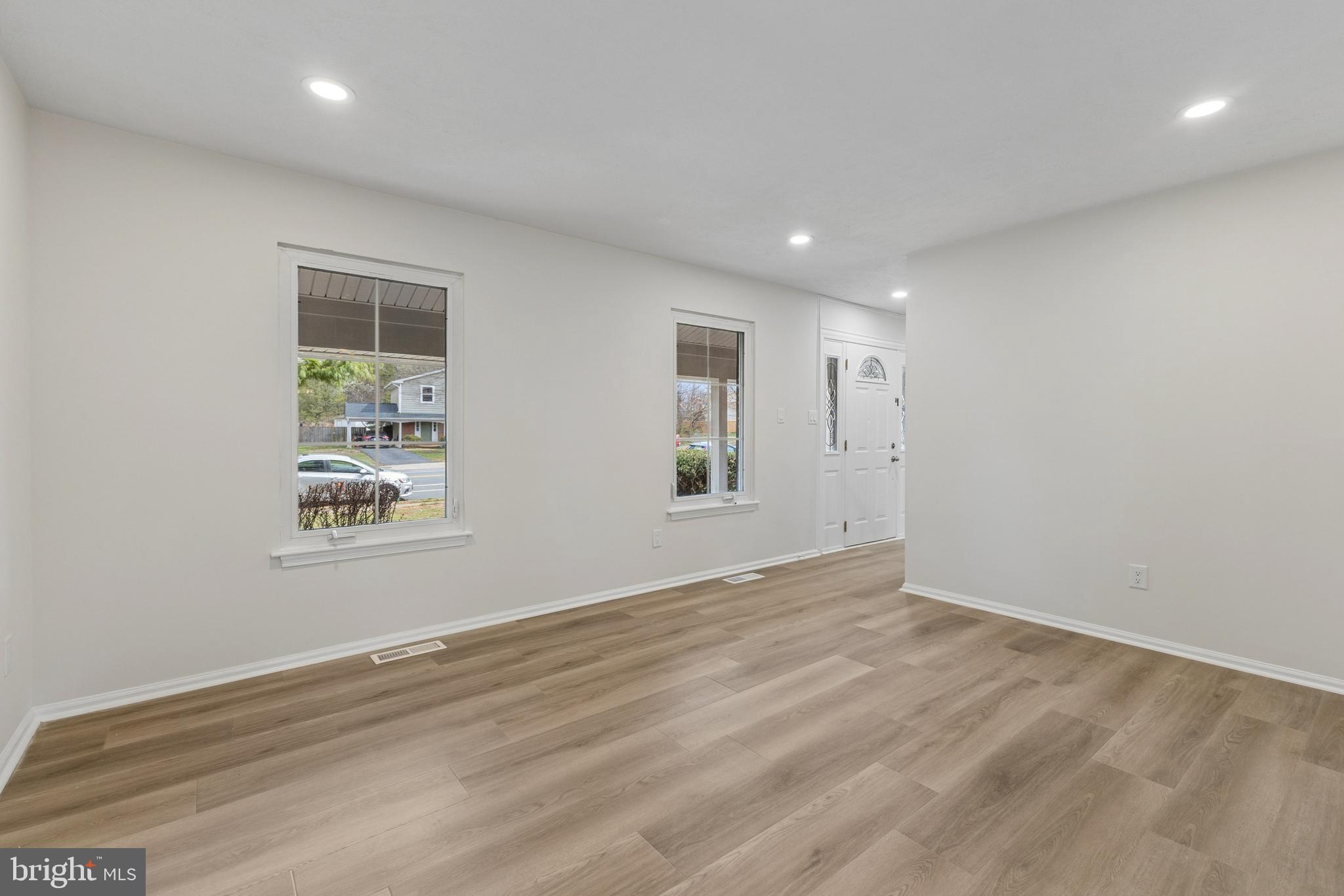 8928 Rolling Road Manassas, VA 20110 - Photo 6 of 33