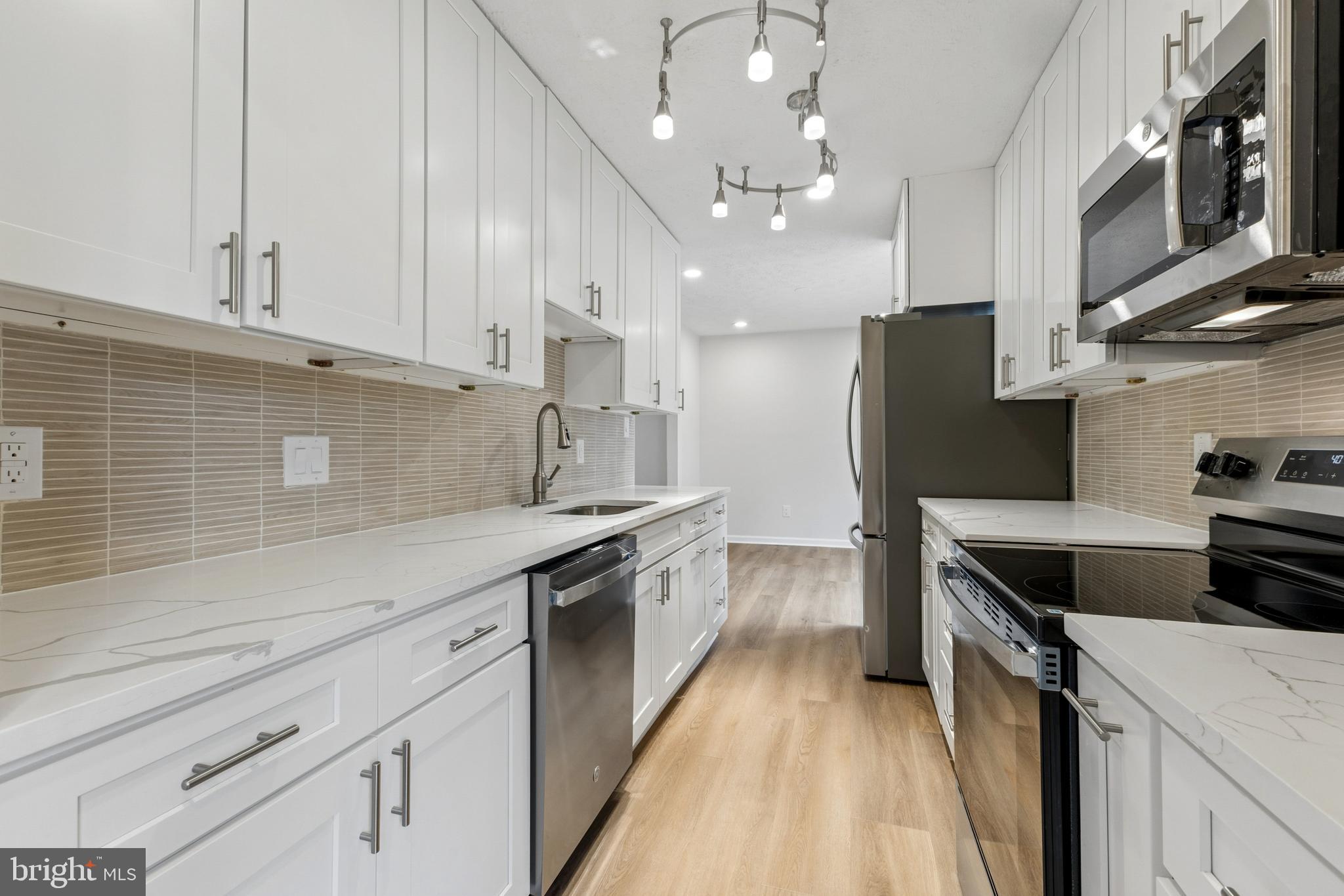 8928 Rolling Road Manassas, VA 20110 - Photo 9 of 33