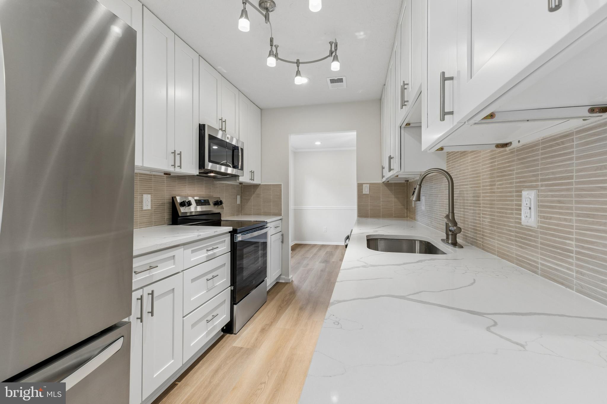 8928 Rolling Road Manassas, VA 20110 - Photo 10 of 33