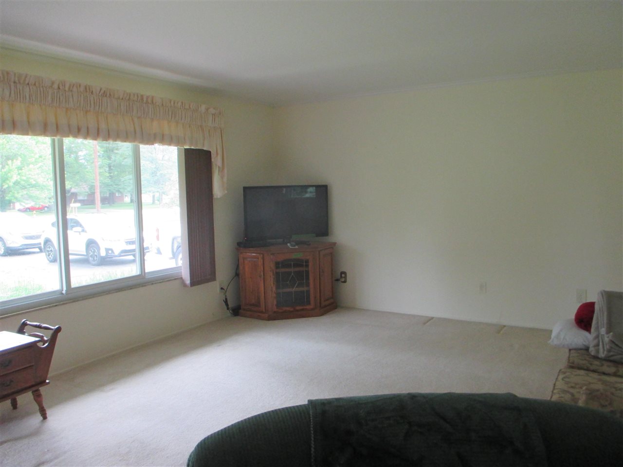 8243 Coldwater Road Flushing, MI 48433 - Photo 5 of 22 50049315-4.JPG