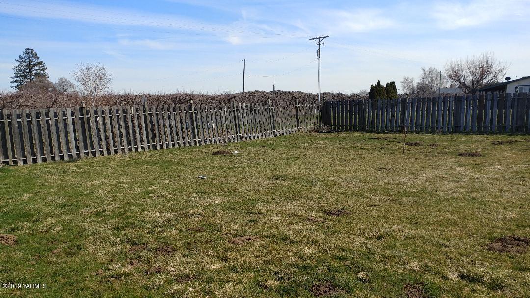 910 North Tieton Road Tieton, WA 98947 - Photo 4 of 20 a view of a backyard