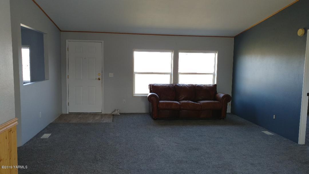 910 North Tieton Road Tieton, WA 98947 - Photo 8 of 20 a living room with furniture and a window