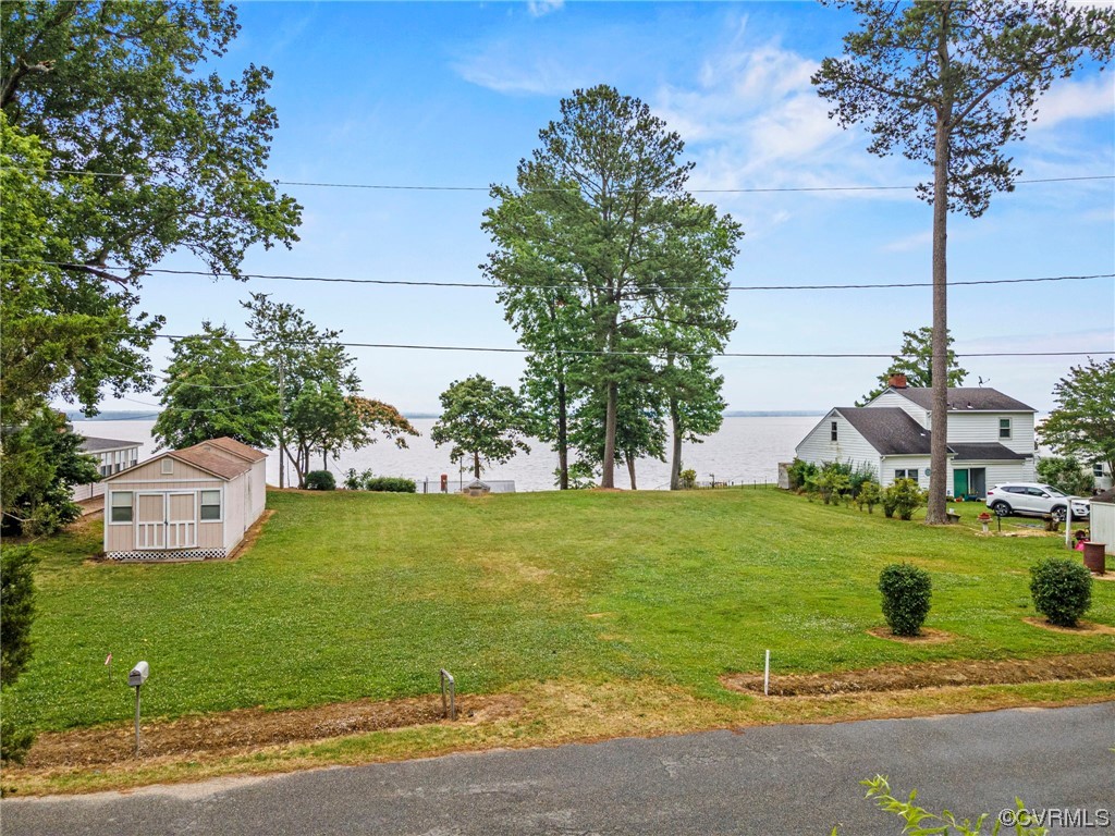 10141 Sycamore Landing Road Williamsburg, VA 23188 - Photo 3 of 15 a front view of a house with garden