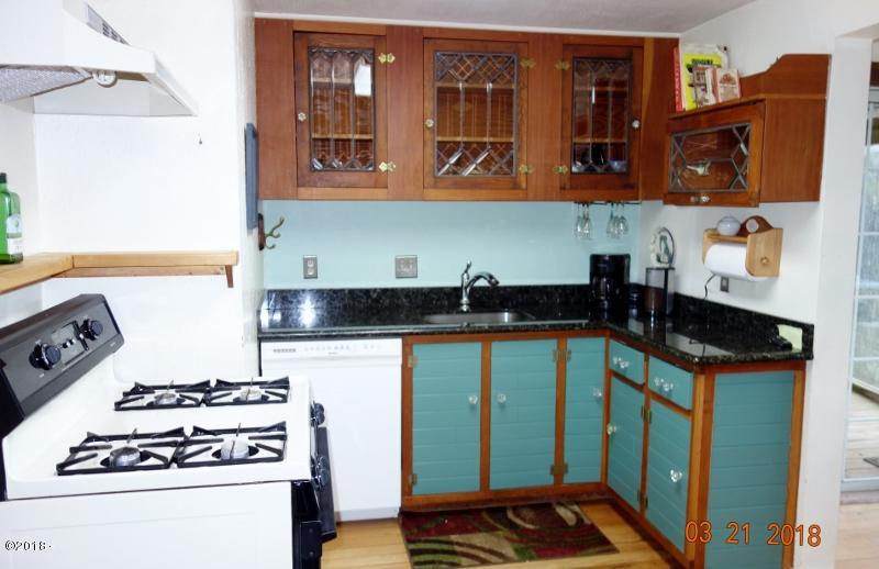 25 Southwest Briscoe Street Depoe Bay, OR 97341 - Photo 11 of 31 Tracy 016 (800x518)