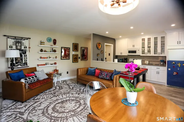 $2,300 | 36 Turn Of River Road, Unit B3, Stamford, CT 06905