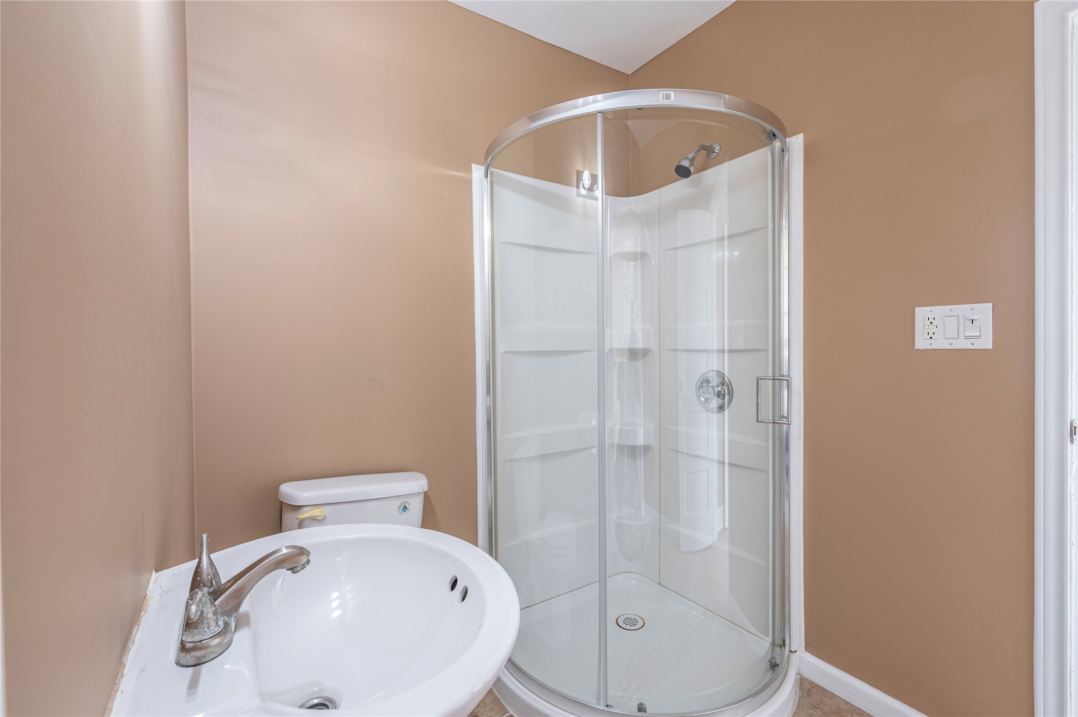 805 Chestnut Street La Marque, TX 77568 - Photo 14 of 26 a bathroom with a sink and a mirror