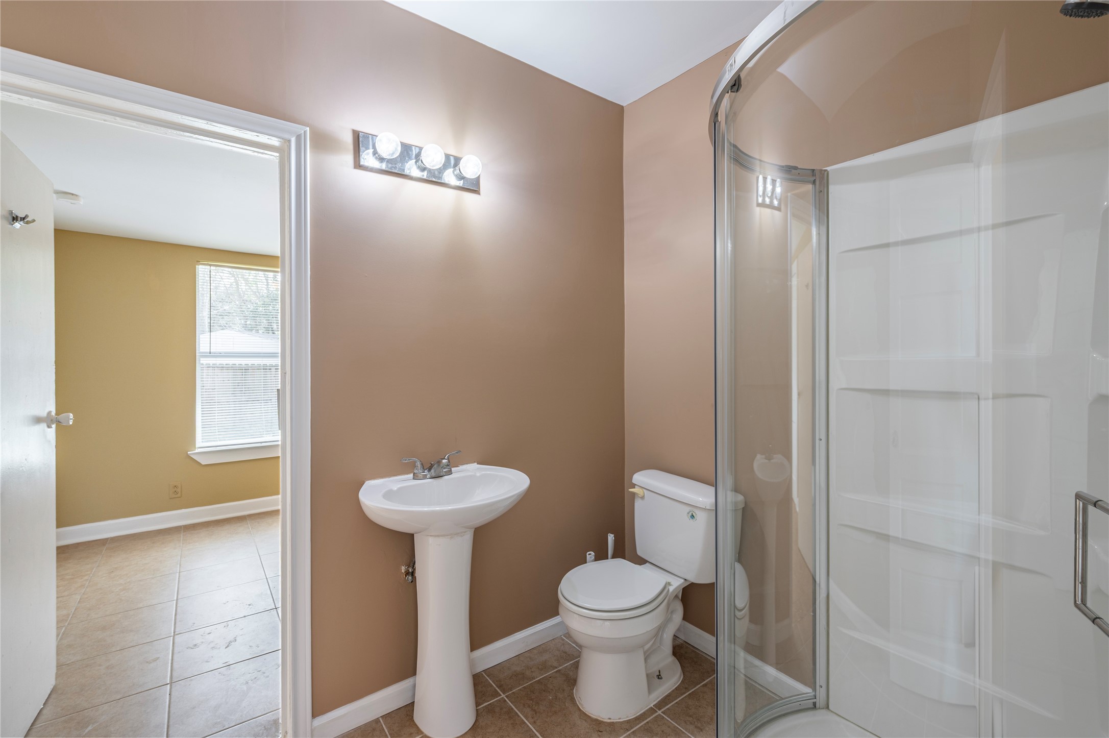 805 Chestnut Street La Marque, TX 77568 - Photo 15 of 26 a bathroom with a toilet sink and mirror