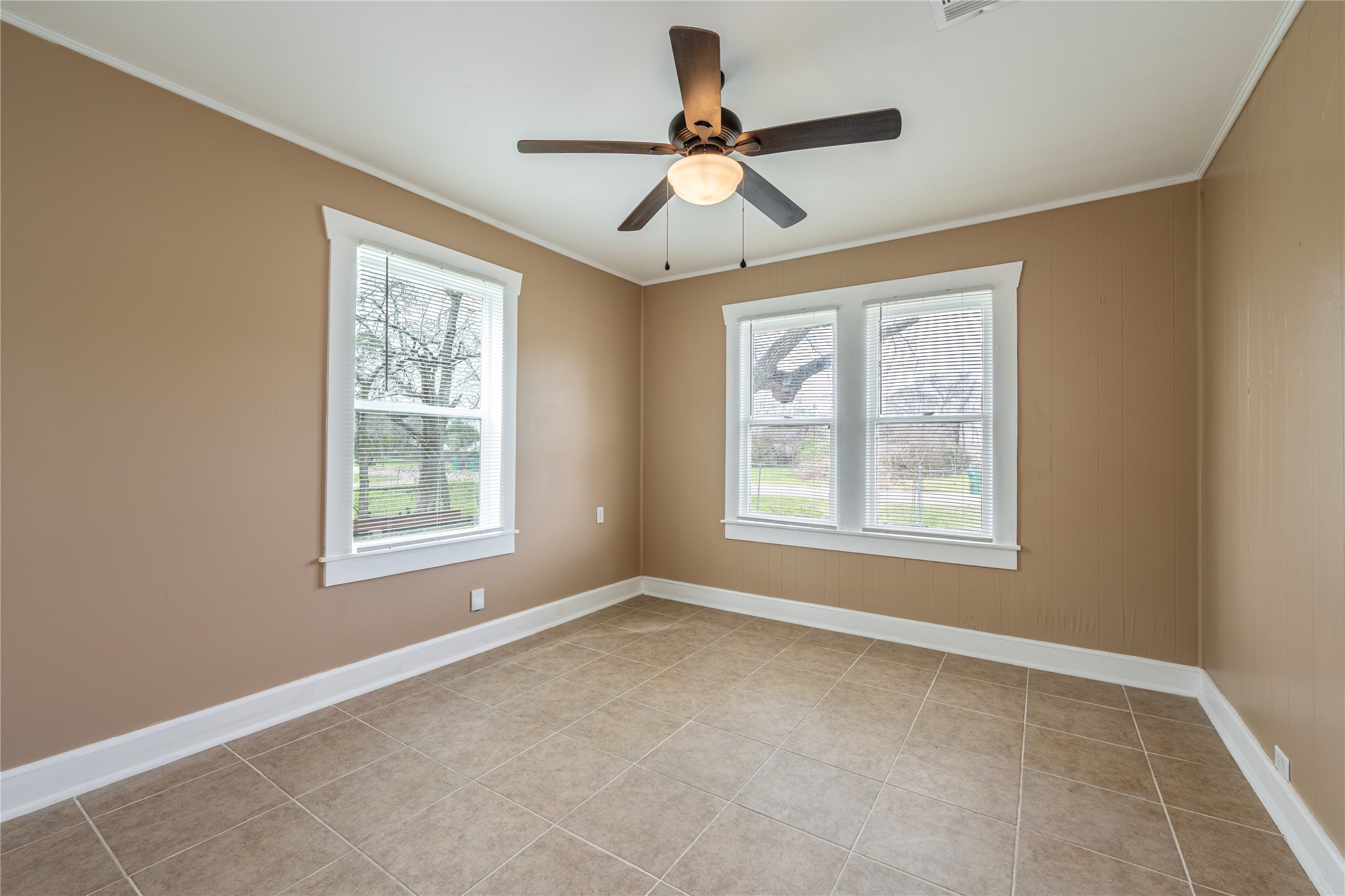 805 Chestnut Street La Marque, TX 77568 - Photo 17 of 26 a view of an empty room with a window