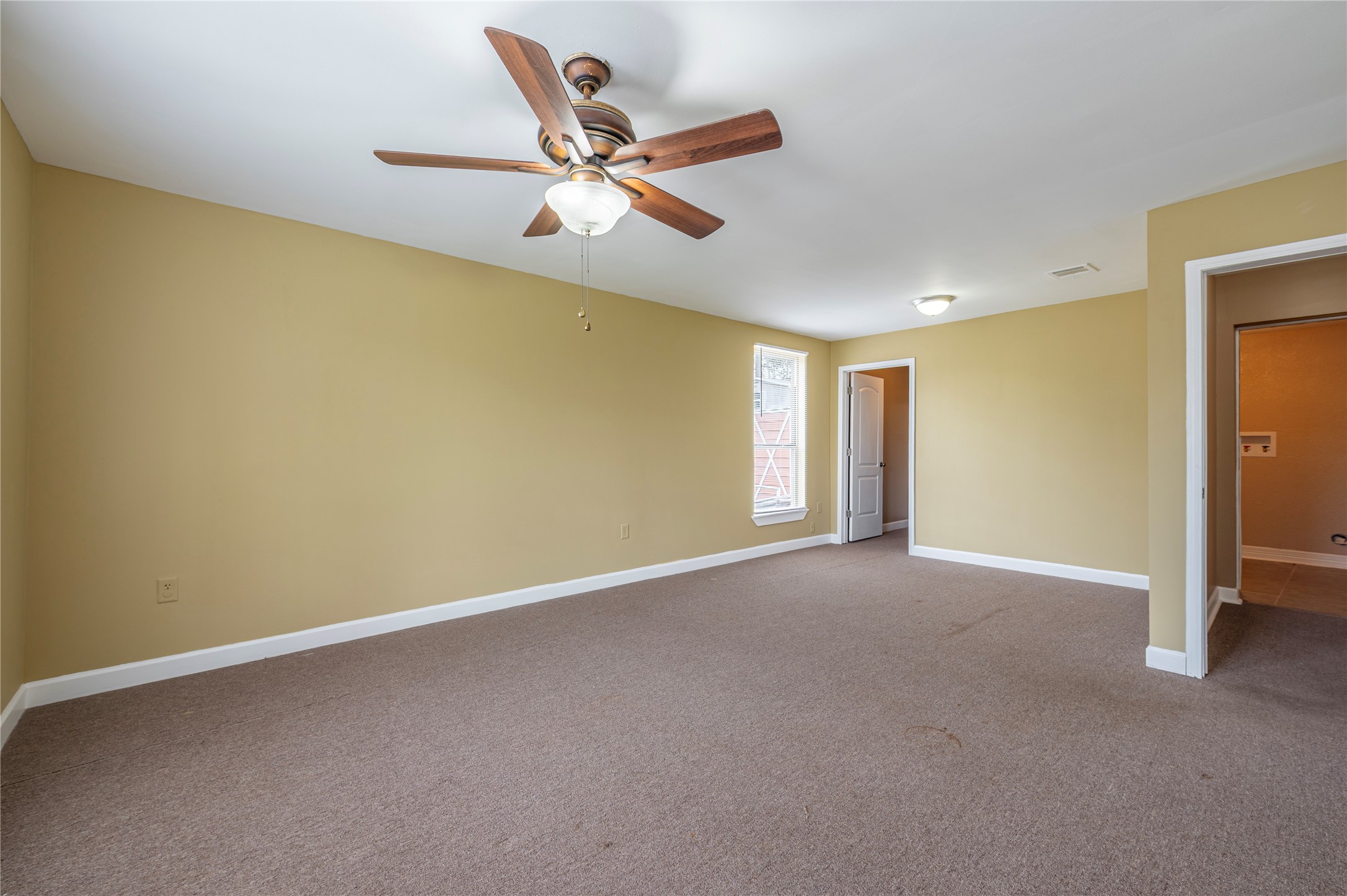 805 Chestnut Street La Marque, TX 77568 - Photo 21 of 26 a view of a big room with carpet