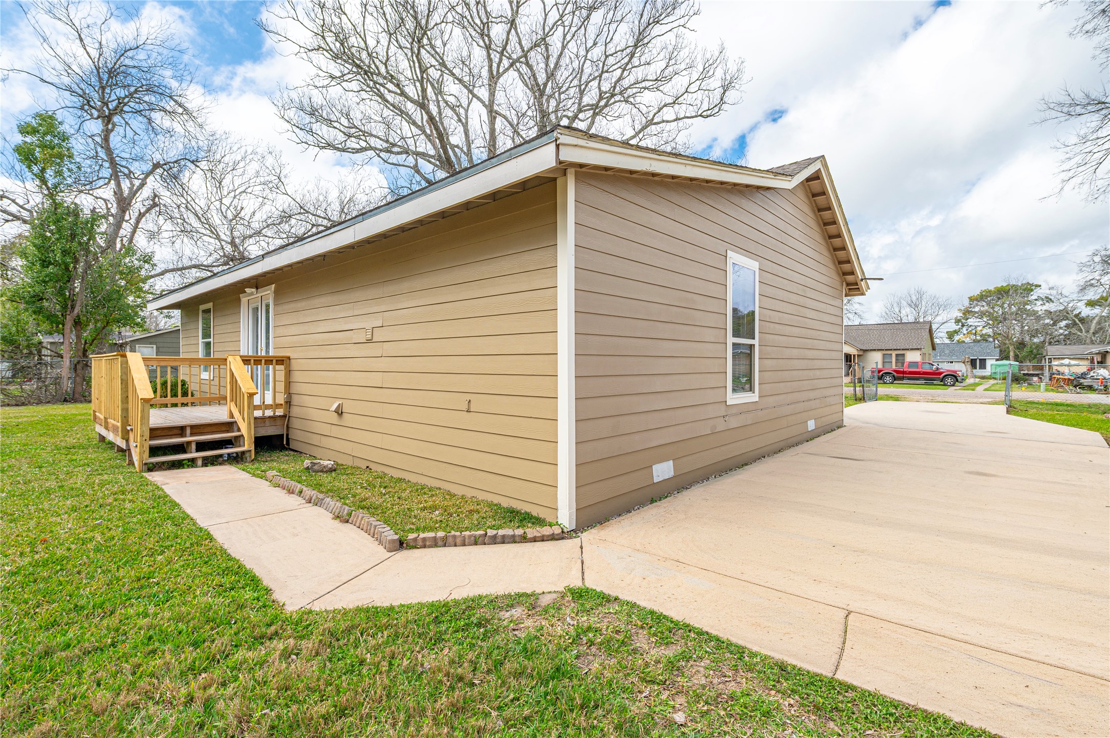 805 Chestnut Street La Marque, TX 77568 - Photo 22 of 26 a view of a back yard of the house