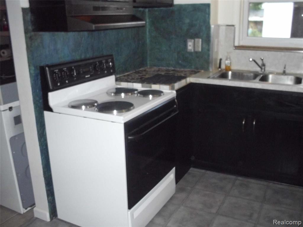 8651 Harding Center Line, MI 48015 - Photo 10 of 43