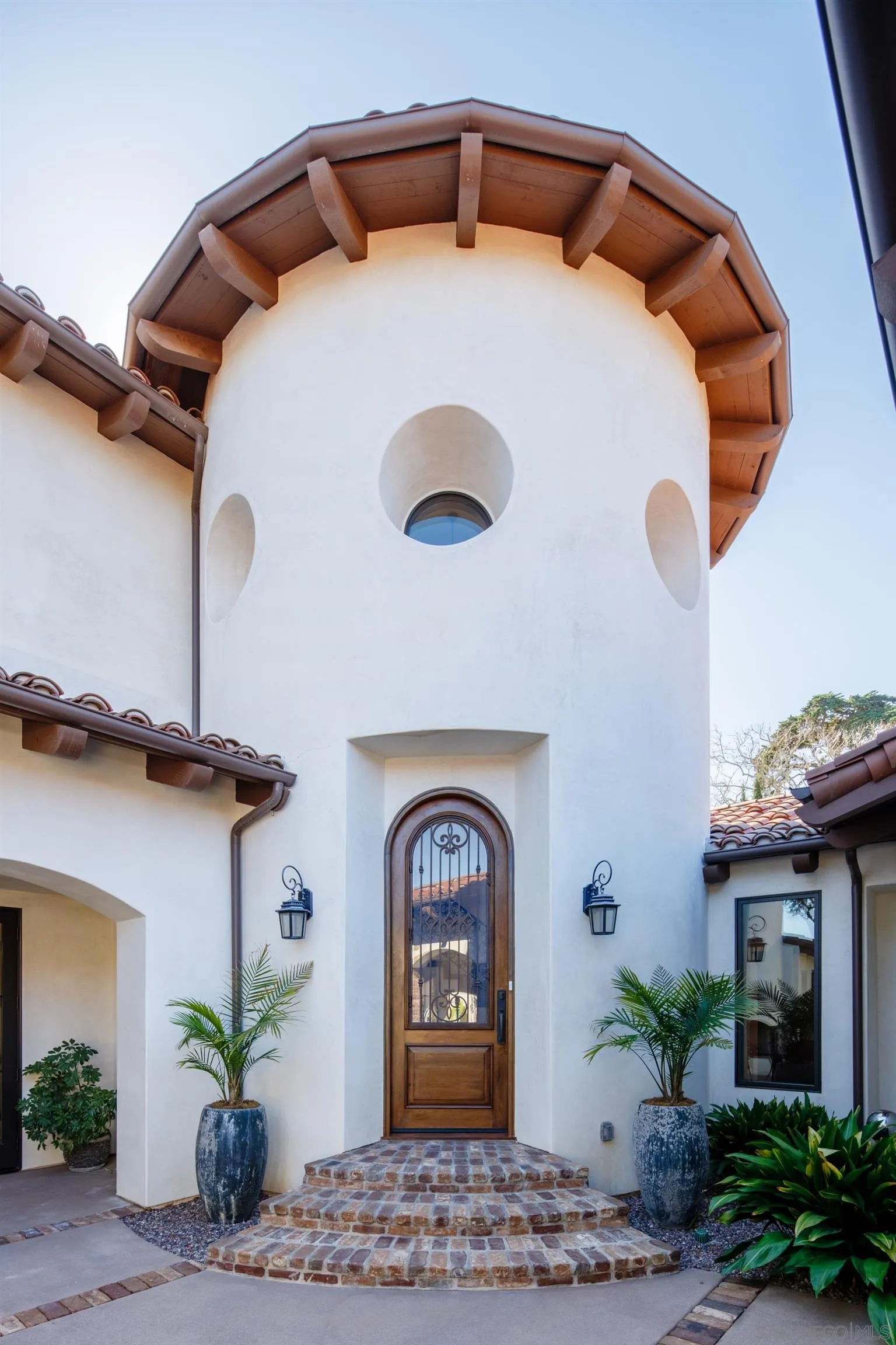 3537 Silvergate Place San Diego, CA 92106 - Photo 4 of 43 a front view of a house
