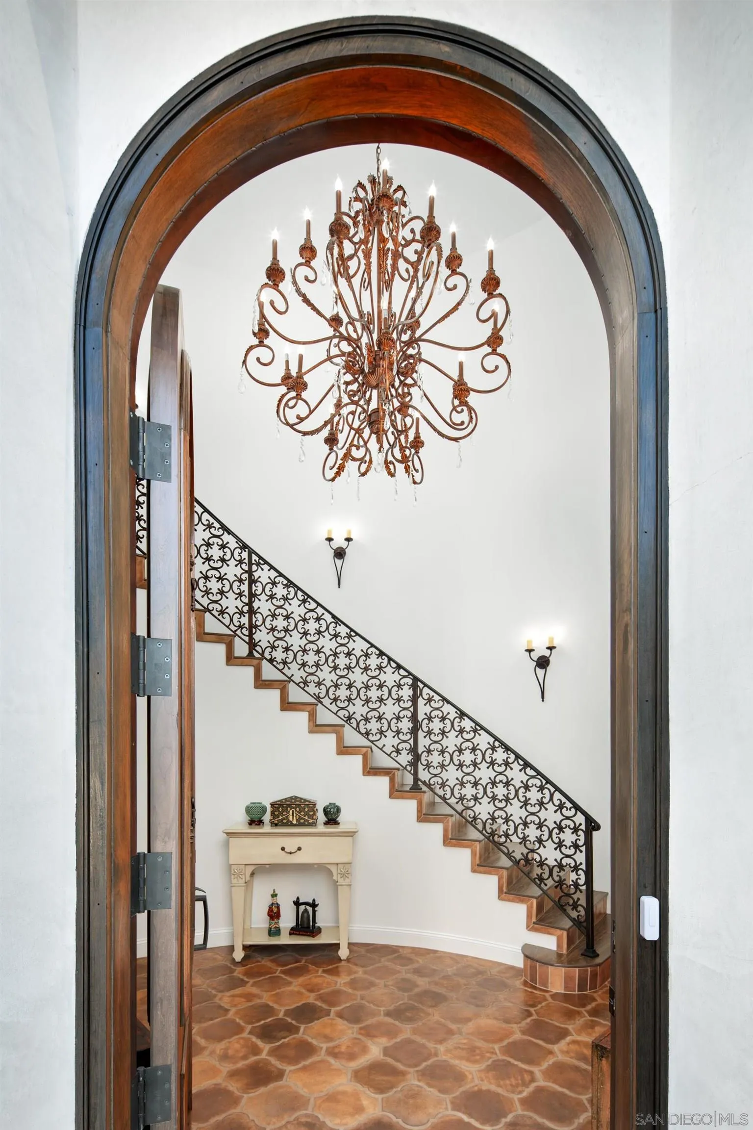 3537 Silvergate Place San Diego, CA 92106 - Photo 5 of 43 a view of livingroom with furniture