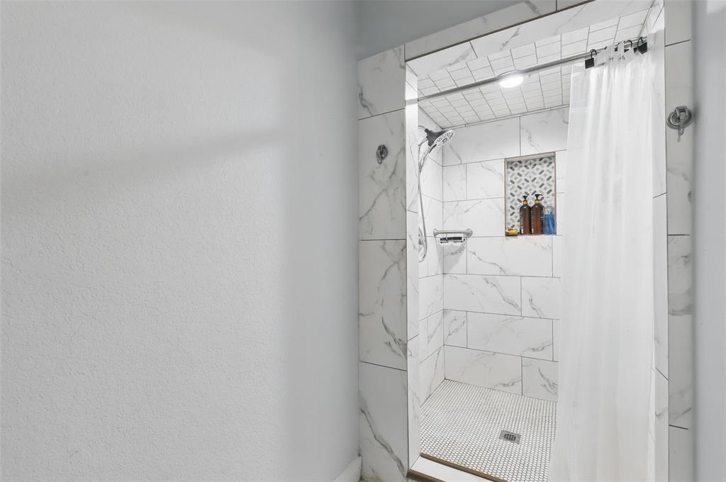 5200 Barbara Road River Oaks, TX 76114 - Photo 28 of 40 a bathroom with a glass shower door