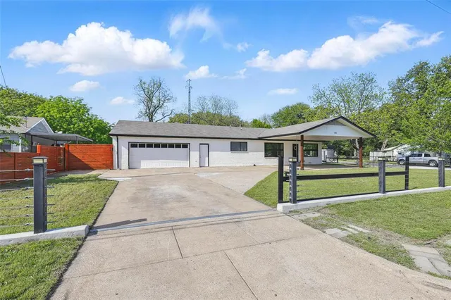 a view of house and outdoor space