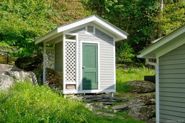 a view of a house with a yard balcony