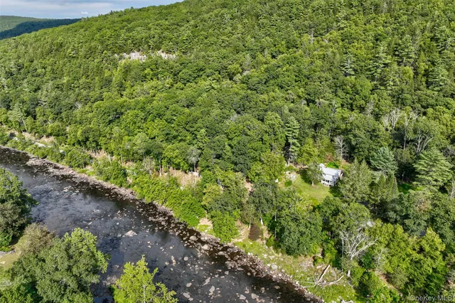 a view of a pathway with a garden
