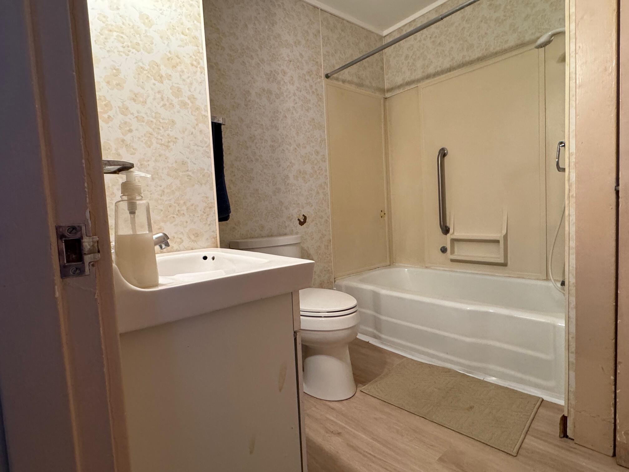 33 Franklin Street Augusta, ME 04330 - Photo 19 of 34 19) Apt 2 bathroom