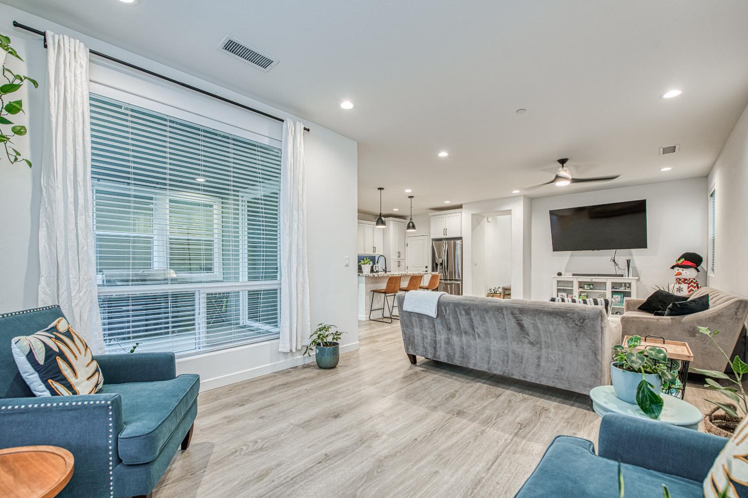 4311 San Miguel Road Madera, CA 93636 - Photo 26 of 79 a living room with furniture and a flat screen tv
