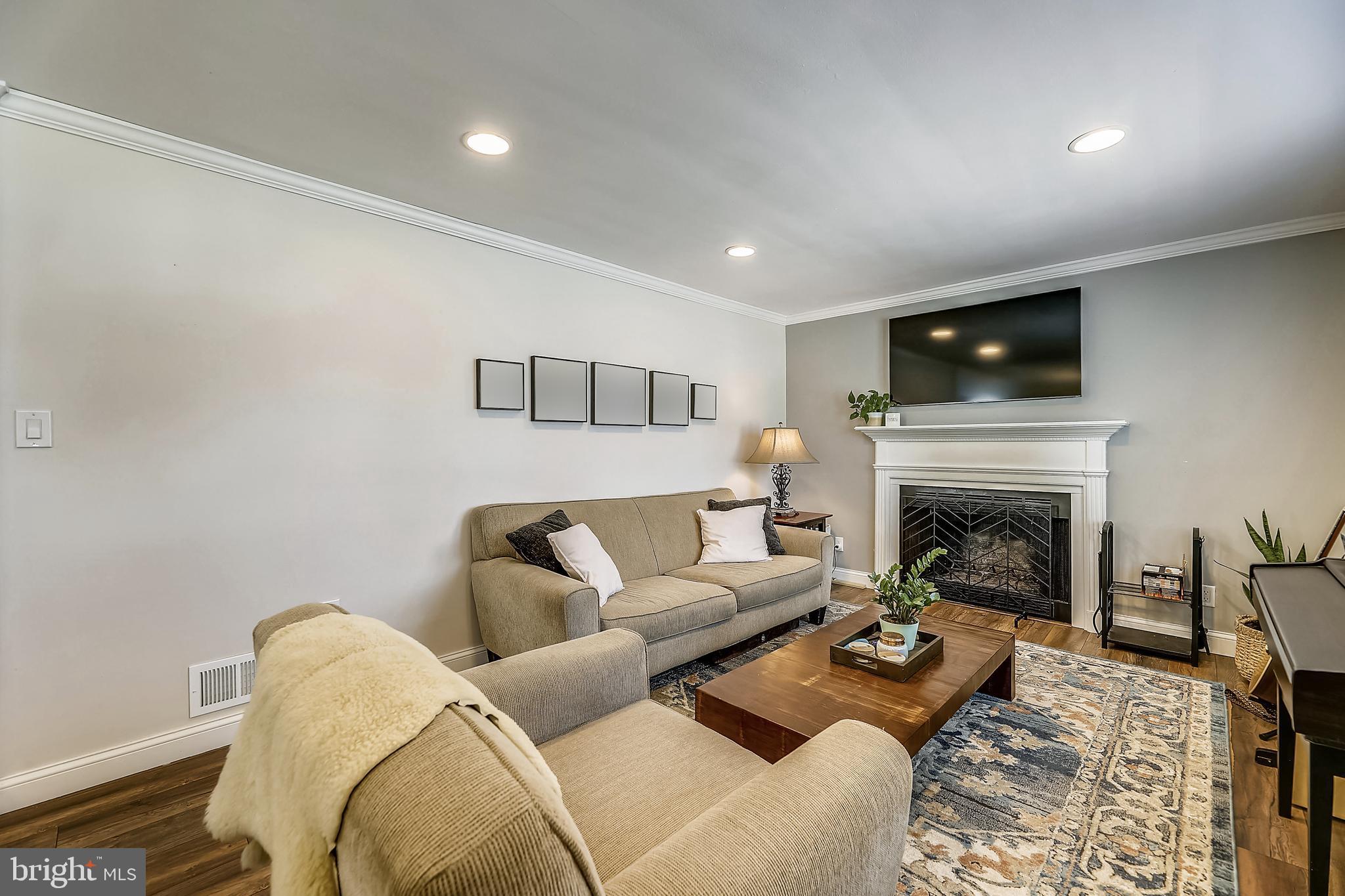 7903 Highpoint Road Parkville, MD 21234 - Photo 12 of 54 Living room