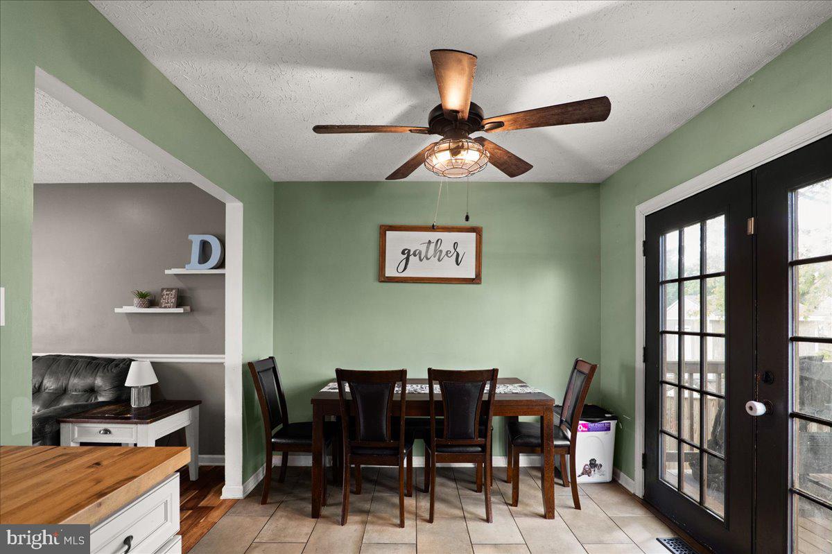 45 Greenleaf Road Strasburg, VA 22657 - Photo 15 of 30 Charming dining nook with inviting hues.