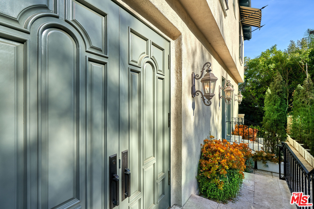 1488 North Kings Road Los Angeles, CA 90069 - Photo 4 of 53 a view of front door of a house