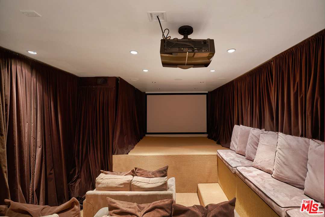 1488 North Kings Road Los Angeles, CA 90069 - Photo 35 of 53 a living room with furniture