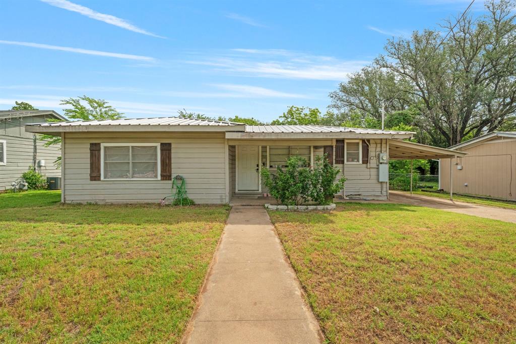 a front view of house with yard
