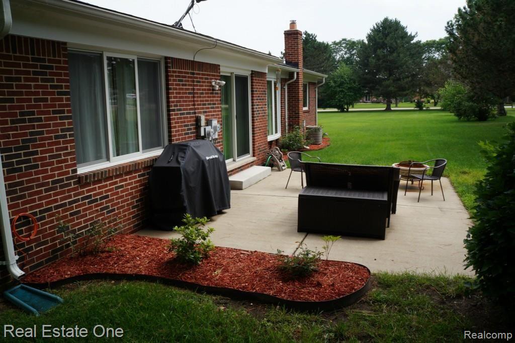 696 Baker Street Rochester, MI 48307 - Photo 21 of 22 DSC01326.jpg