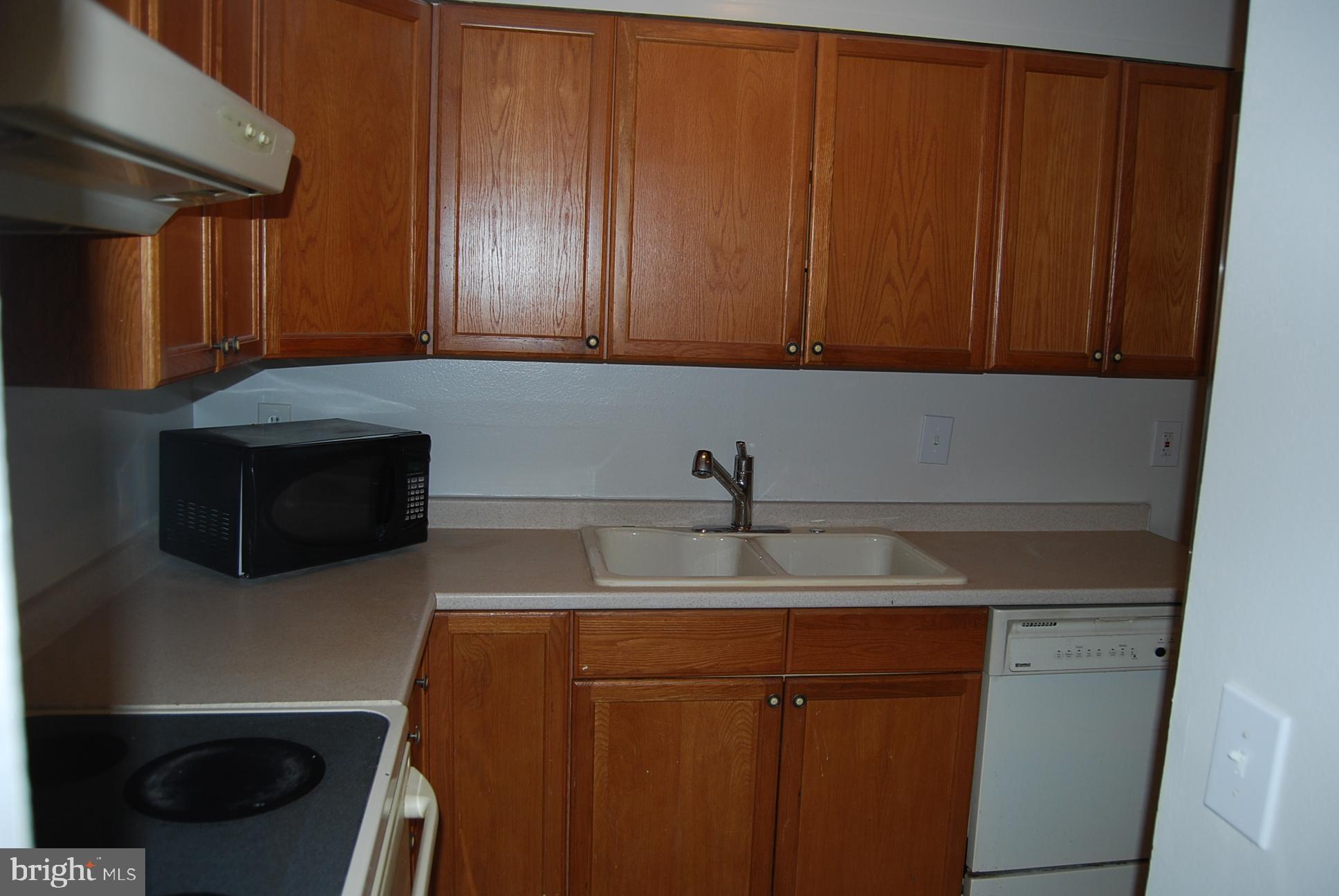 6101 Edsall Road, Unit 401 Alexandria, VA 22304 - Photo 6 of 32 Kitchen