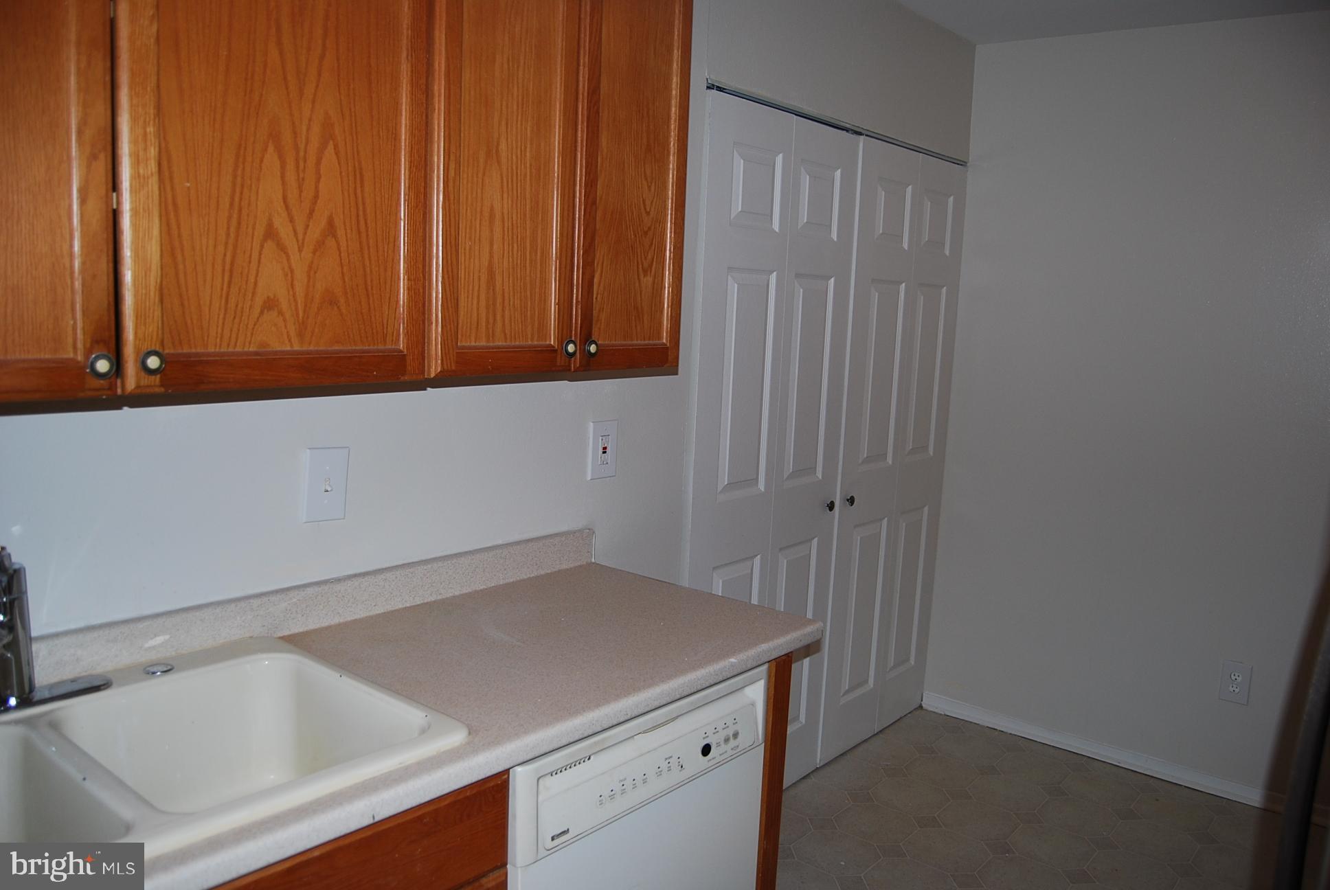 6101 Edsall Road, Unit 401 Alexandria, VA 22304 - Photo 7 of 32 Kitchen