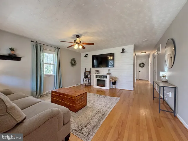 a view of a livingroom with furniture