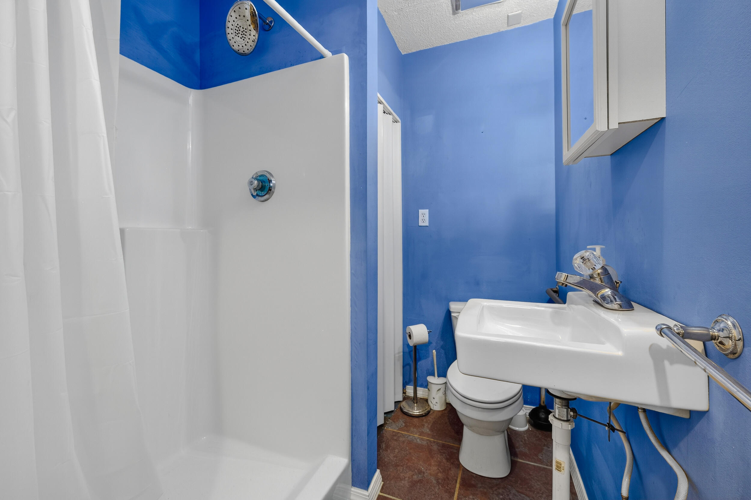 5688 Ridge Avenue Milton, FL 32583 - Photo 17 of 31 a bathroom with a sink toilet and a bathtub