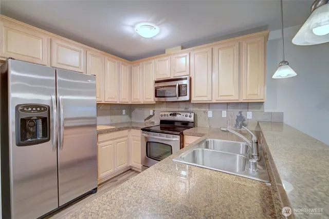 $2,450 | 11306 124th Avenue Northeast, Unit 101, Kirkland, WA 98033
