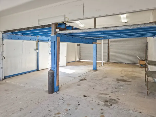 a view of entryway with a microwave