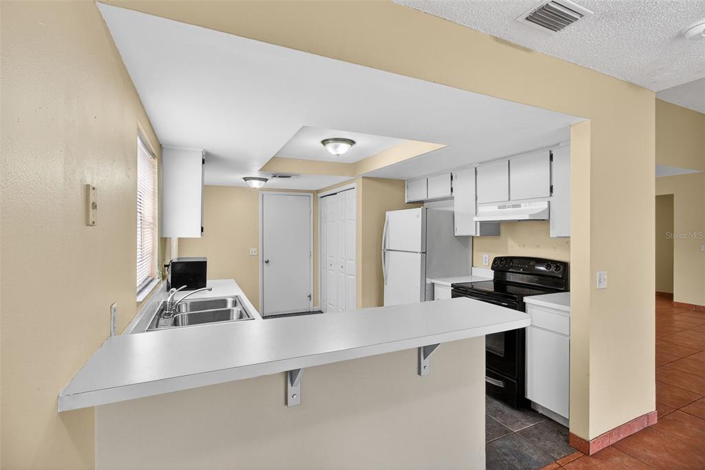 9761 Fox Chapel Road Tampa, FL 33647 - Photo 10 of 43