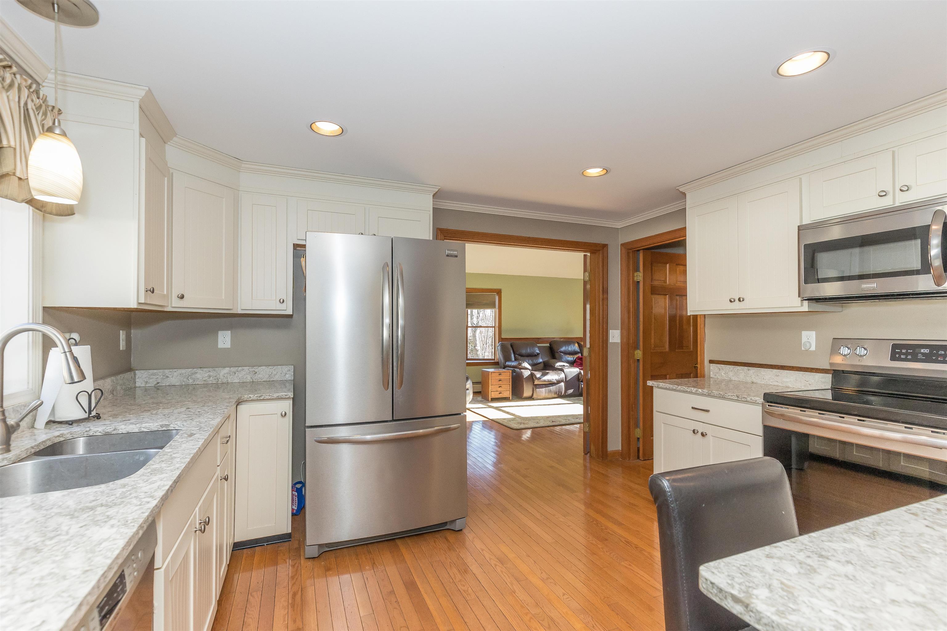 19 Berkeley Street Pelham, NH 03076 - Photo 22 of 40