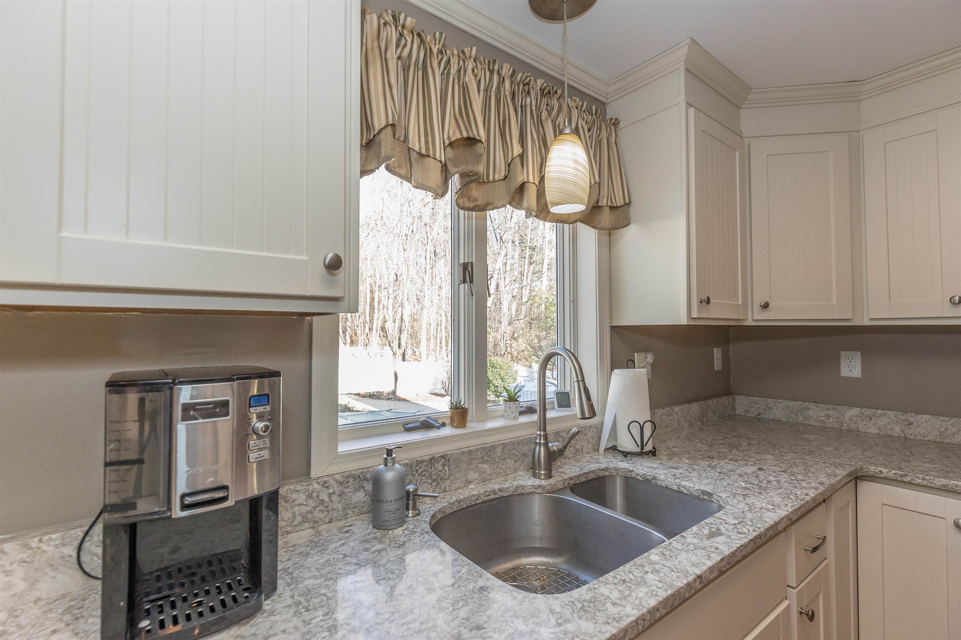 19 Berkeley Street Pelham, NH 03076 - Photo 23 of 40