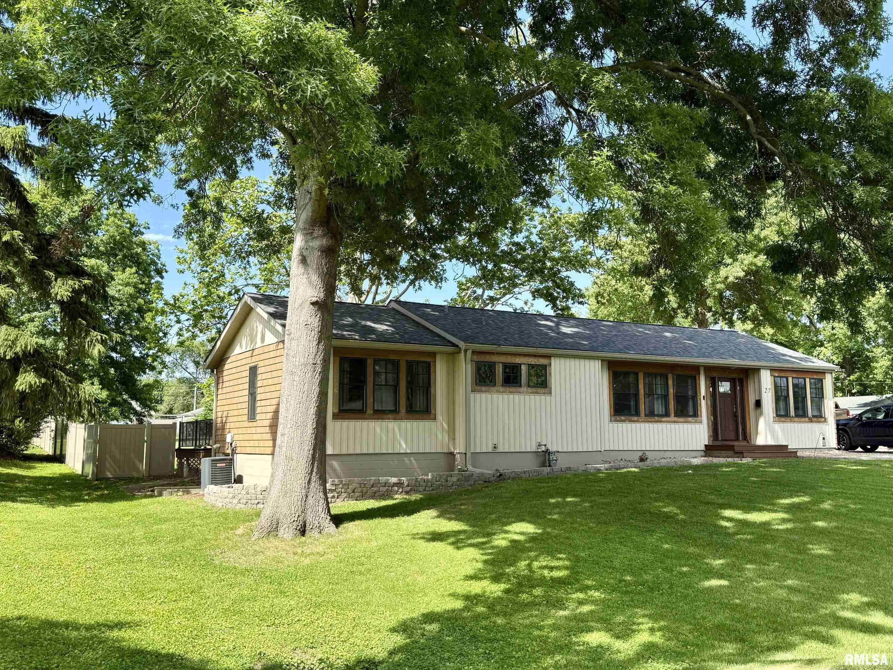 27 Circle Drive Springfield, IL 62703 - Photo 2 of 36